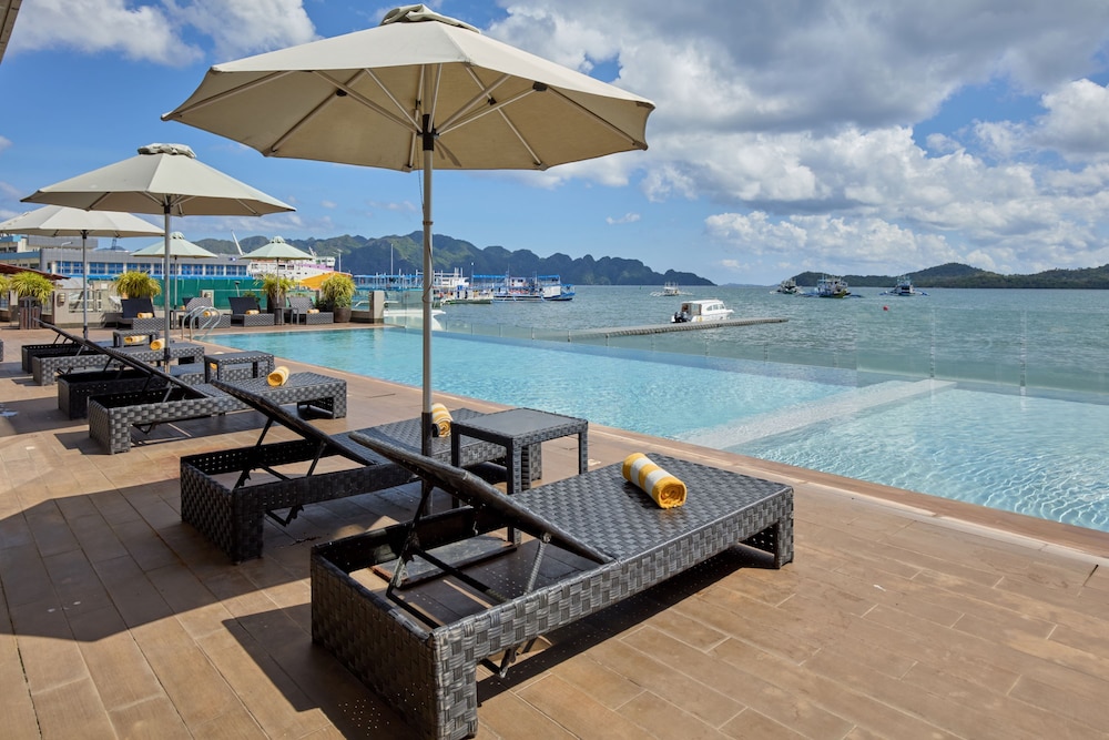 Two Seasons Coron Bayside Hotel 66/68