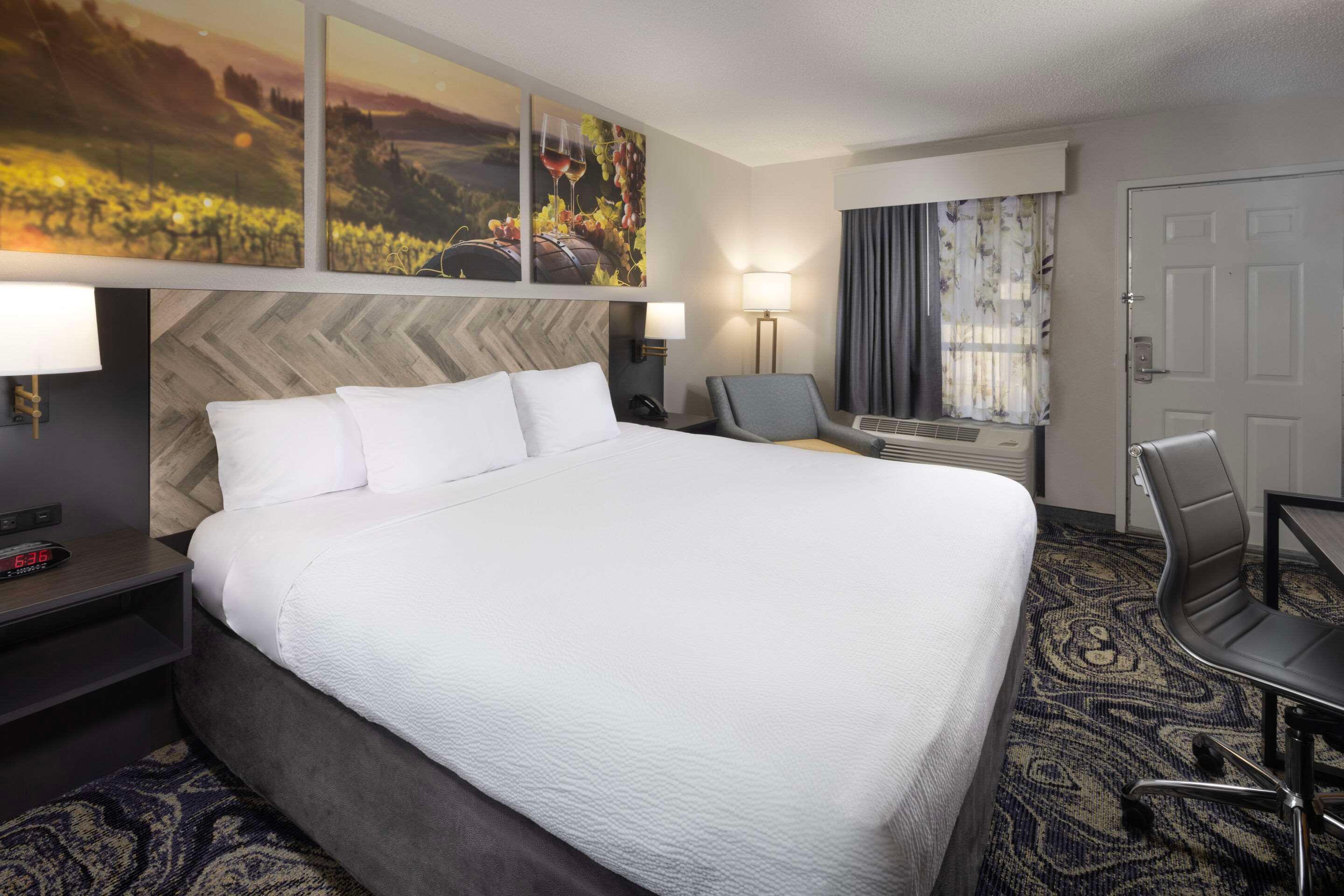 ROOM, KING BED