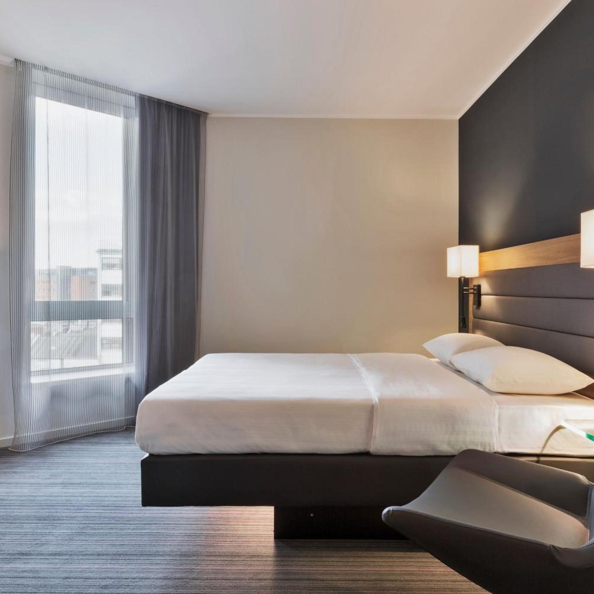 Moxy, Queen Bed