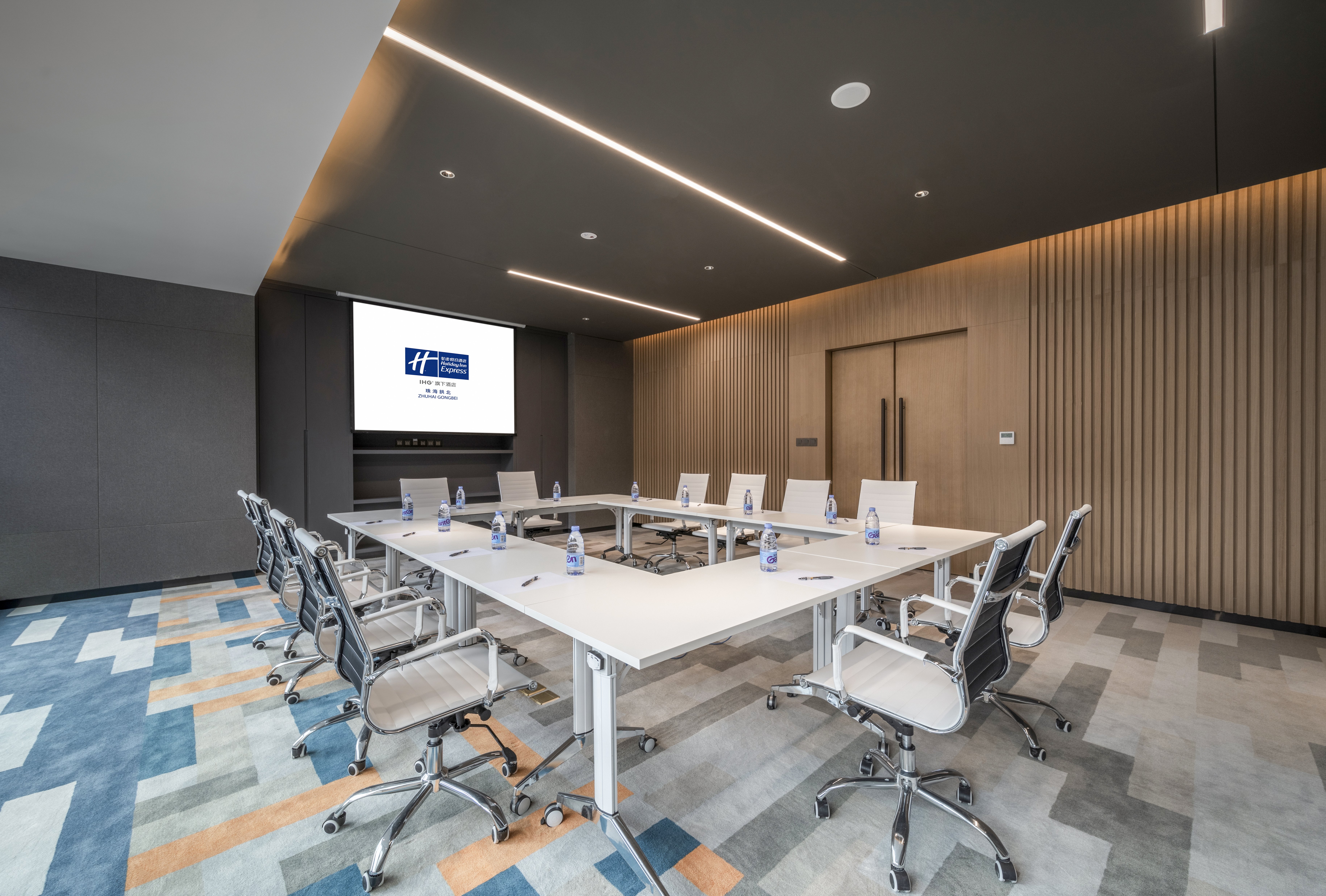 Holiday Inn Express Zhuhai Gongbei 54/63