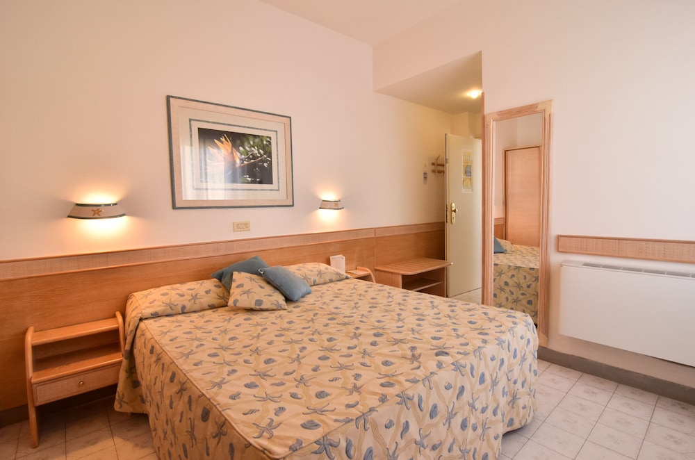 غرفة قياسية بثلاثة أسرّة بإطلالة على الفناء، Aurora Hotel & Suites Sul Mare 2/5