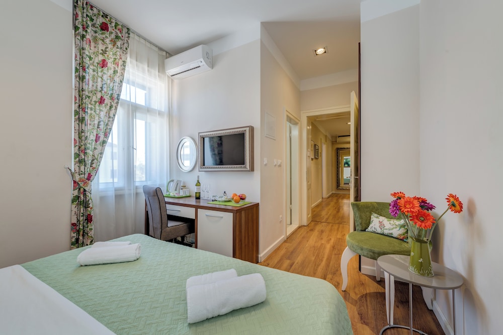 Bastion Luxury Rooms 12/25