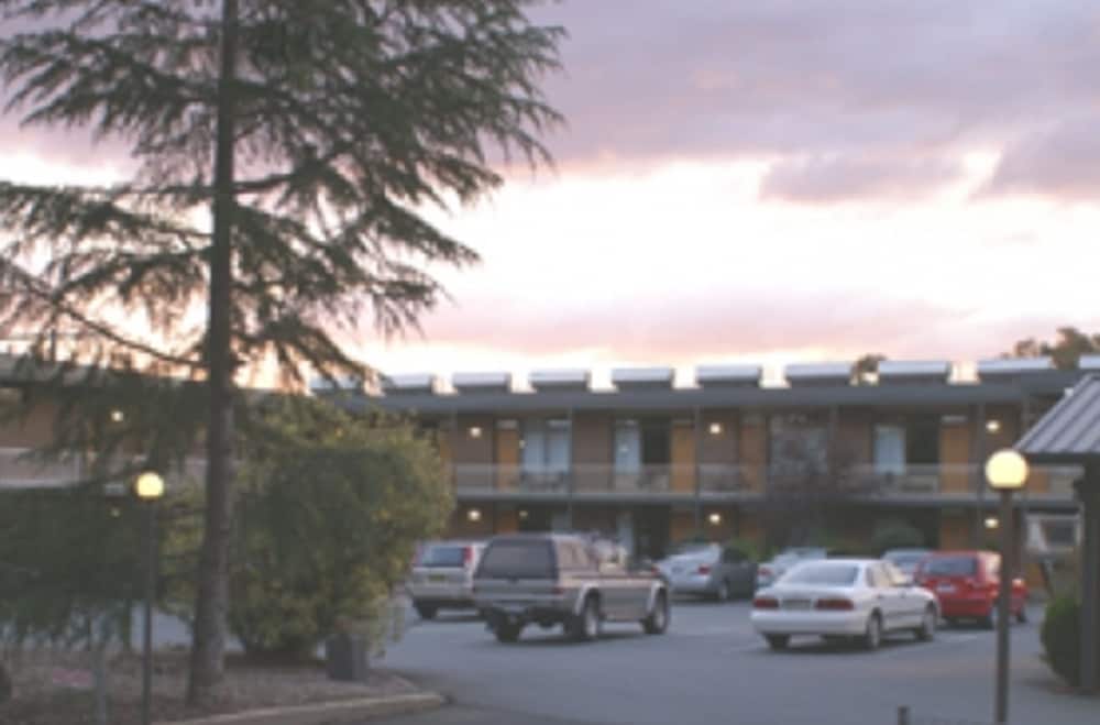 RED CEDARS MOTEL CANBERRA 7/42