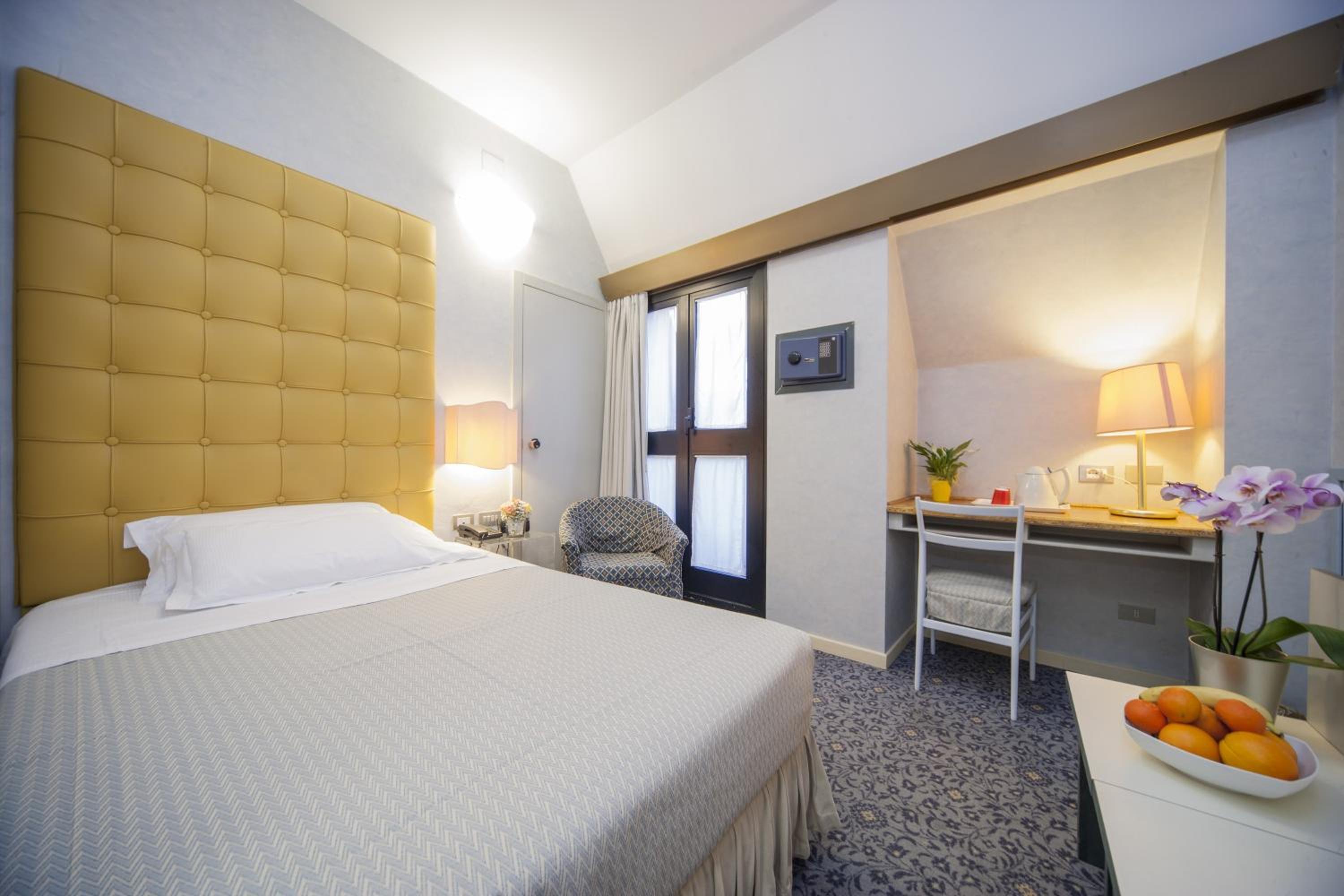 ROOM, SINGLE