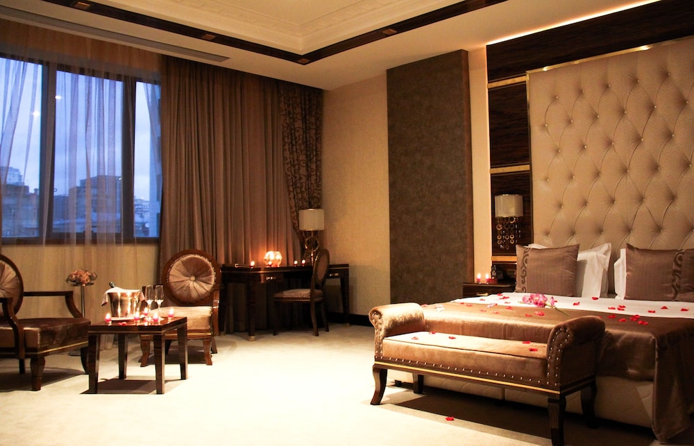 Sapphire Hotel 36/72