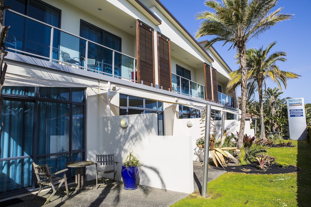 Waves Motel 3/46
