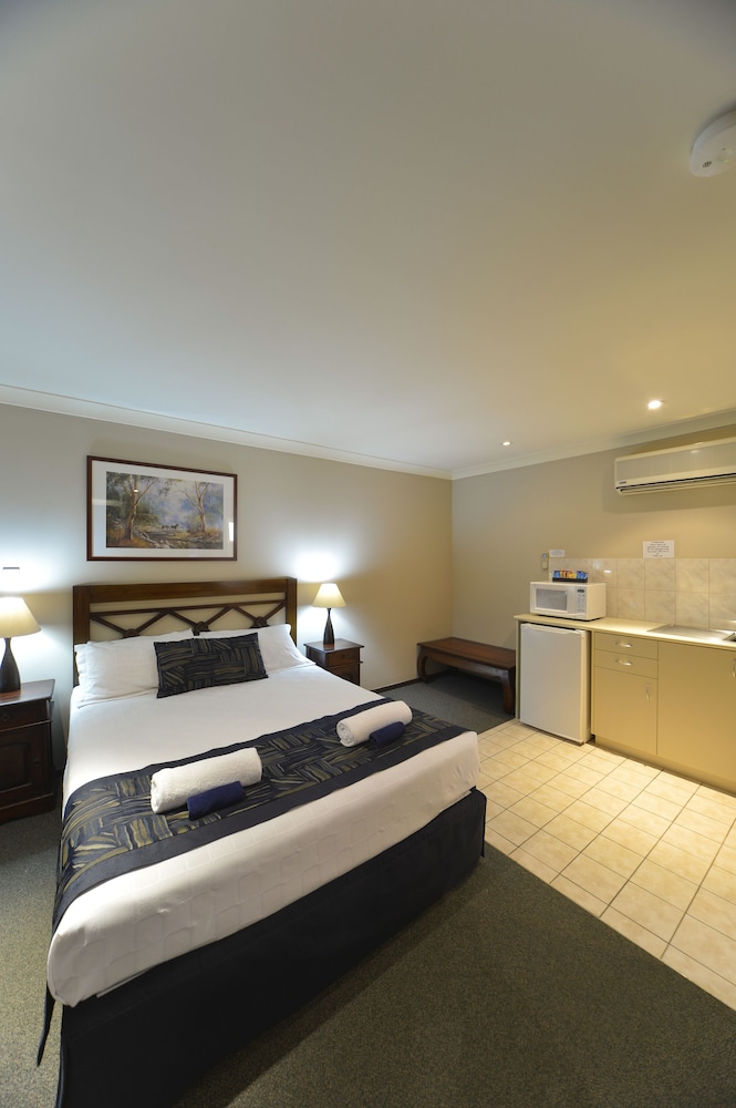 غرفة قياسية بسرير كوين وسرير فردي بمطبخ صغير، Wattle Grove Motel 2/2