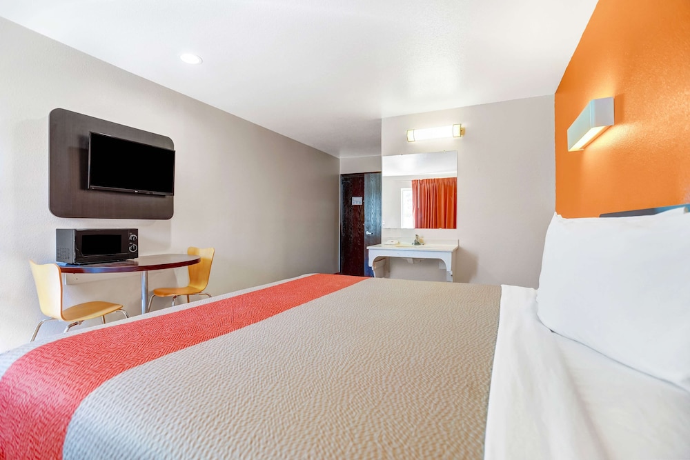 Motel6 Truth Or Consequences, NM 17/37