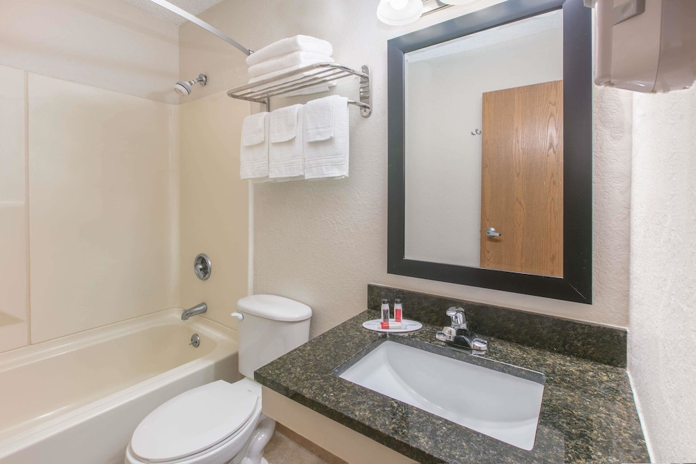 Days Inn by Wyndham Hornell NY 18/38