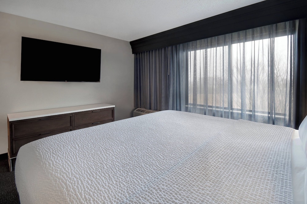 جناح بسرير كينج بشرفة بغرفة نوم واحدة مع أريكة لذوي الإعاقة، Courtyard by Marriott Cincinnati Airport 2/4