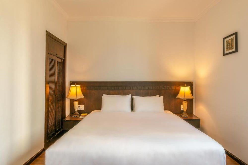 Chu Hotel 12/70