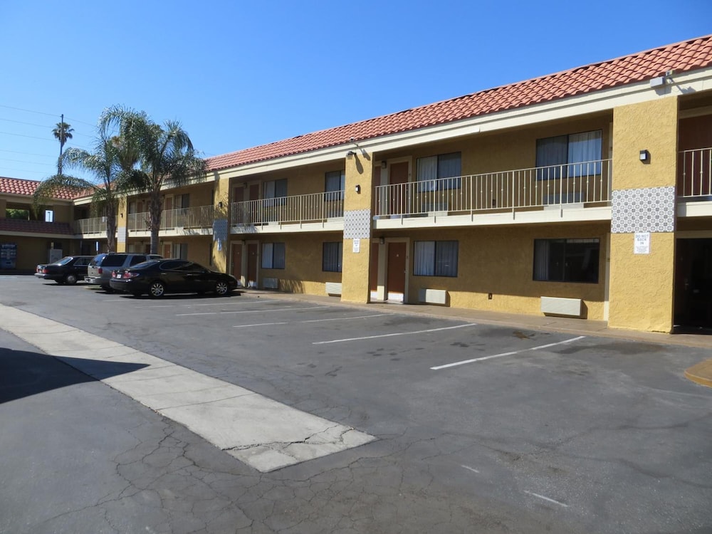 Riverside Inn & Suites 44/56