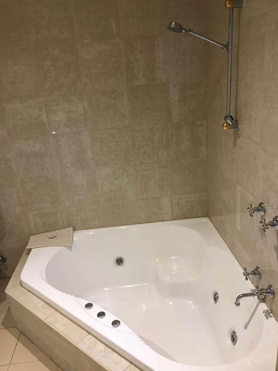 لوفت تنفيذي بسرير كوين بحوض جاكوزي، Best Western the Tudor Box Hill 4/4