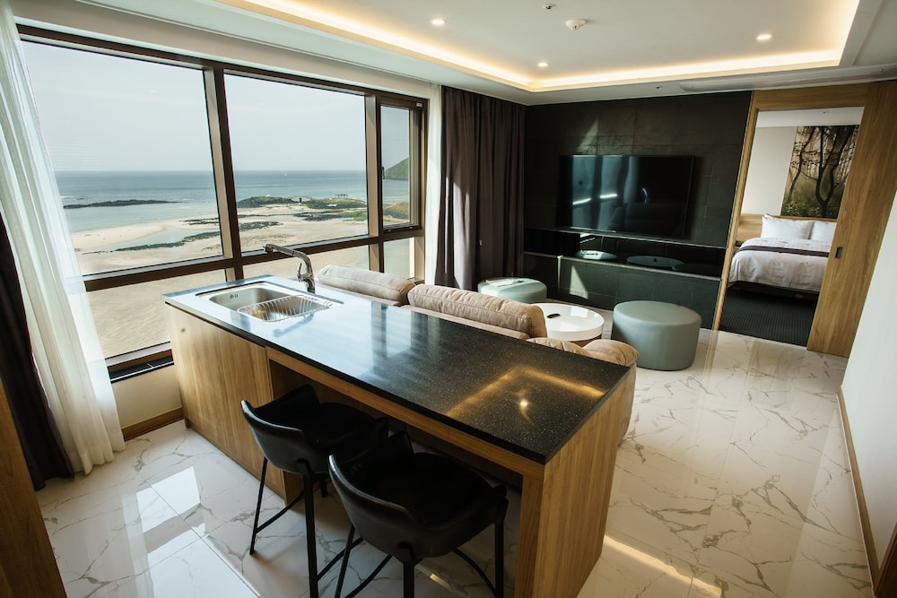 Utop Ubless Hotel Jeju 30/50
