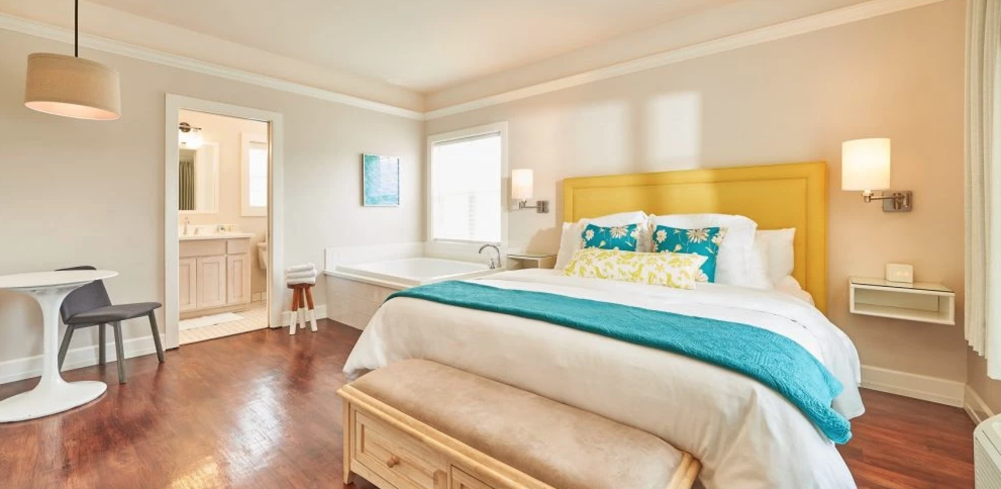 Studio, King Bed, Hill Side