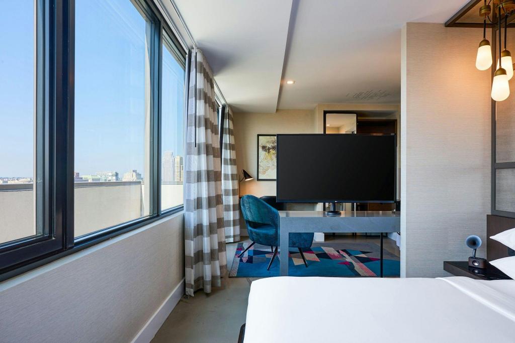 Guest Room, King Bed, Skyline View, Balcony