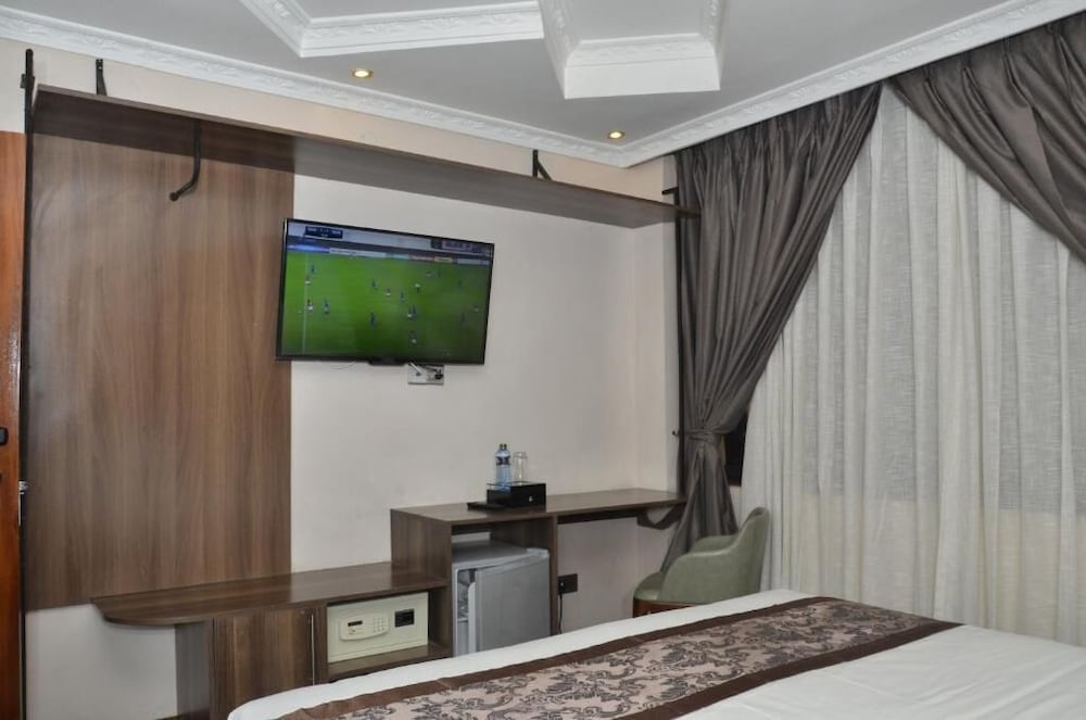 Lagos Hotel 24/27