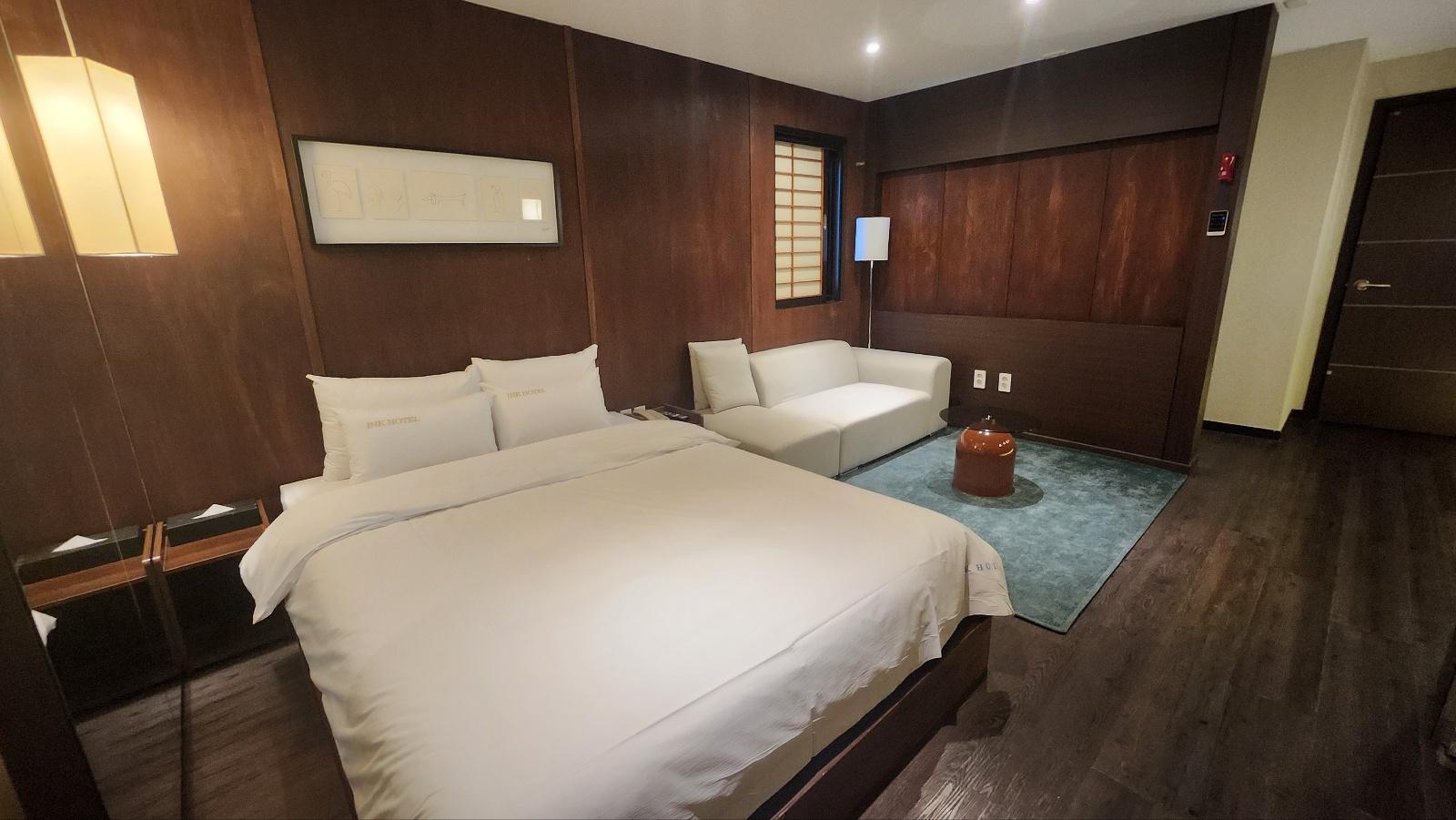 Semi Room, Suite