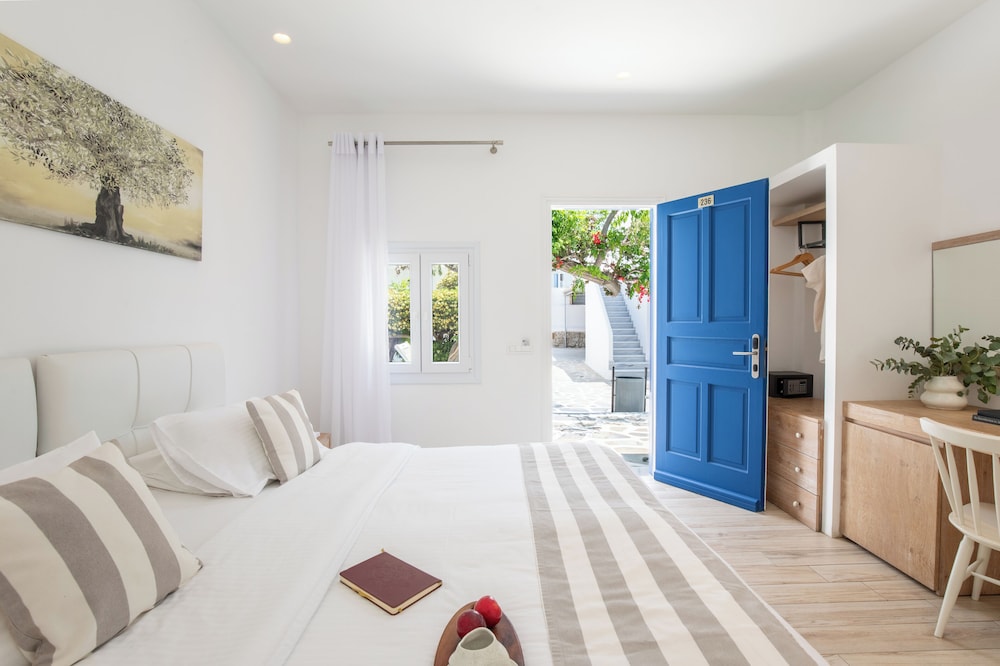 DELUXE, QUEEN BED, GARDEN VIEW