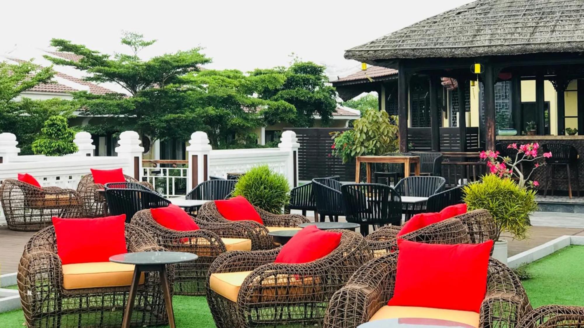 Manila Lounge 45/59