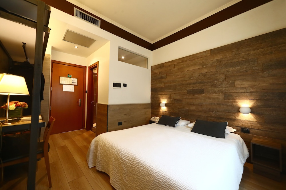 Hotel Italia 13/42