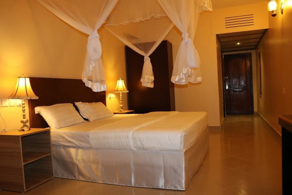 Pulickal Airport Hotel 25/50