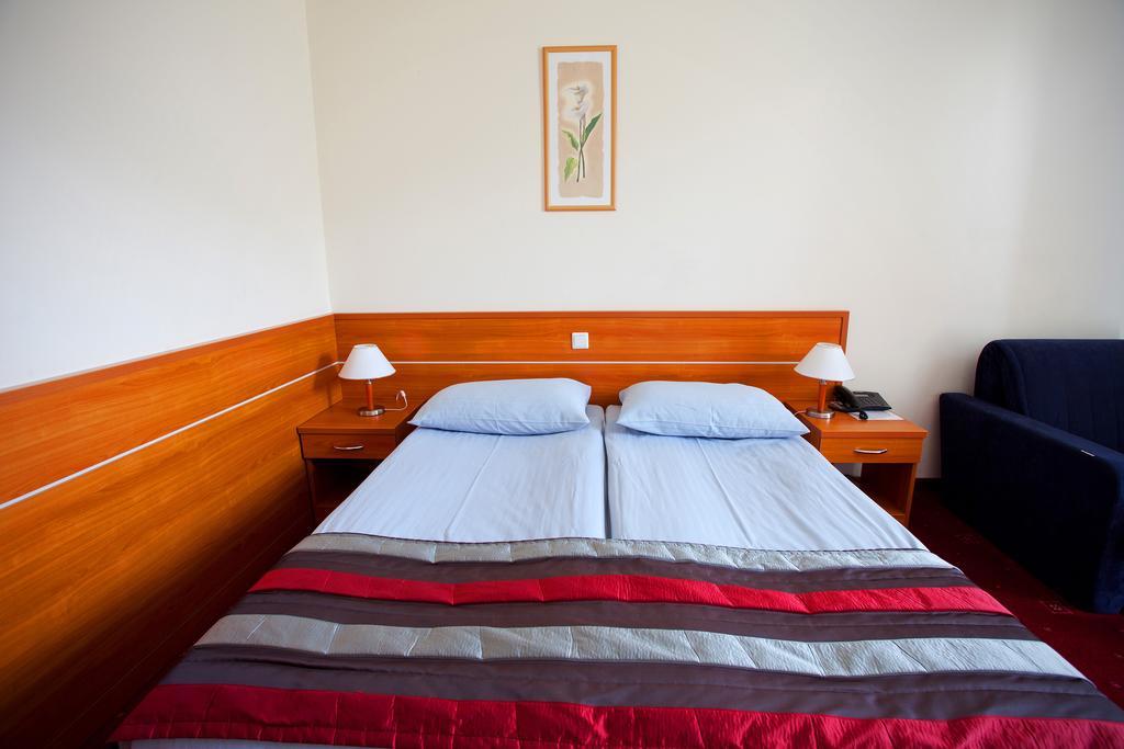 Hotel Creina 3/16