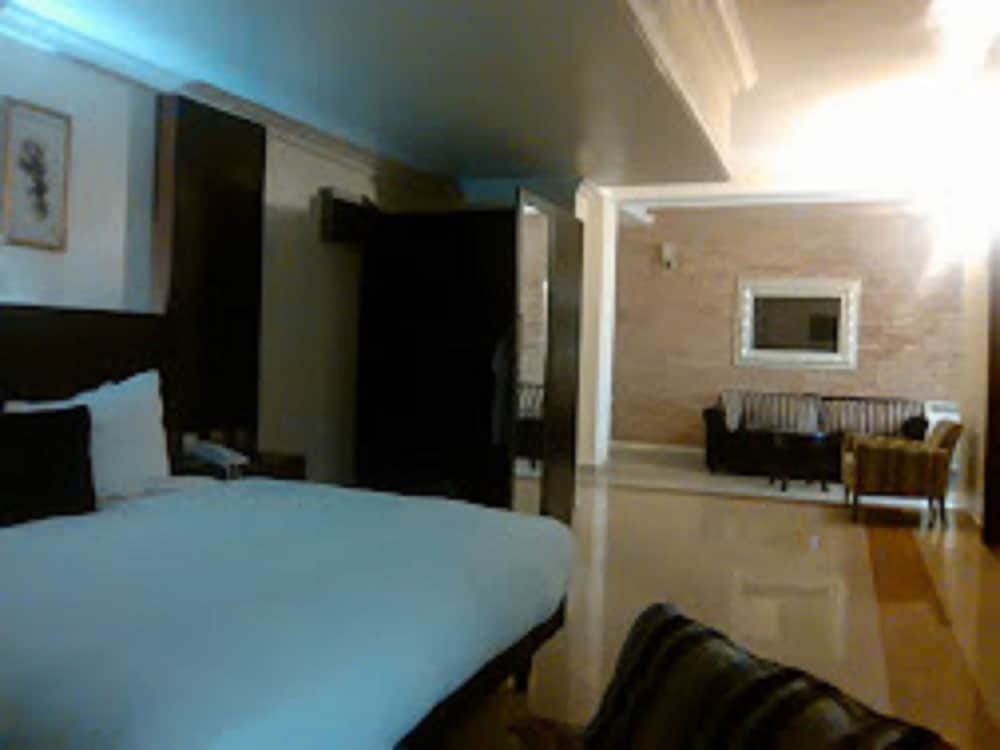 THE ISLAND HOTEL 19/39