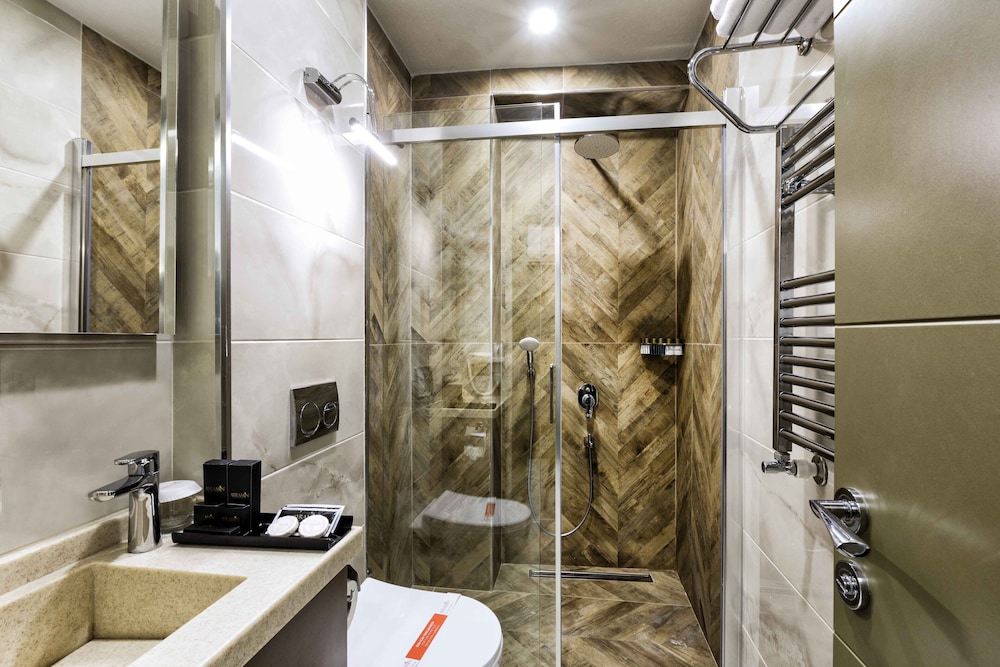 Ayramin Deluxe Hotel 17/78