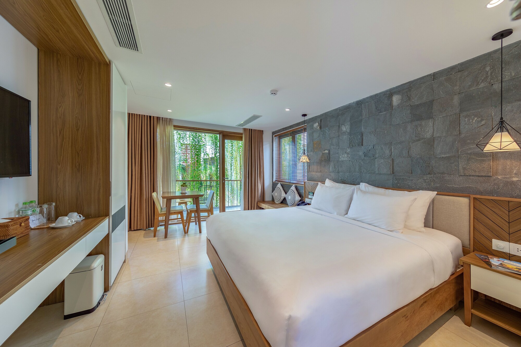 SUPERIOR, STUDIO, POOL VIEW, BALCONY
