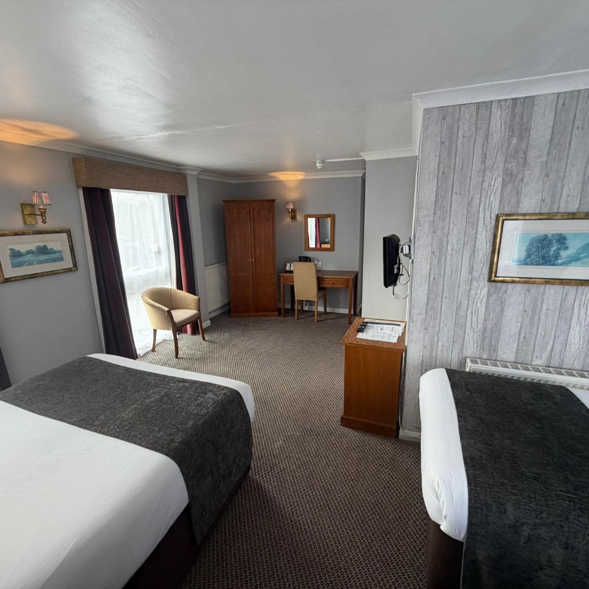 غرفة عائلية، Raven Hotel 5/9