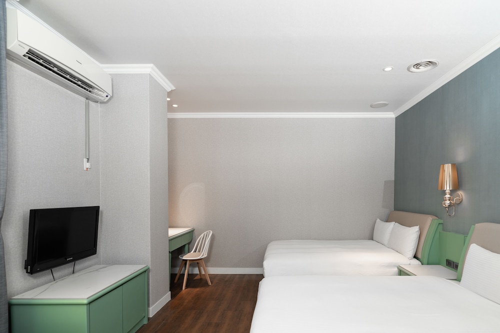 RENOVATED, FAMILY, TRIPLE, MULTIPLE BEDS
