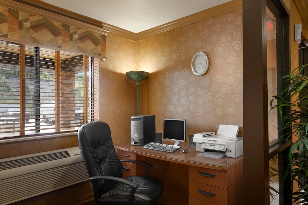 Super 8 By Wyndham Peoria East 16/25