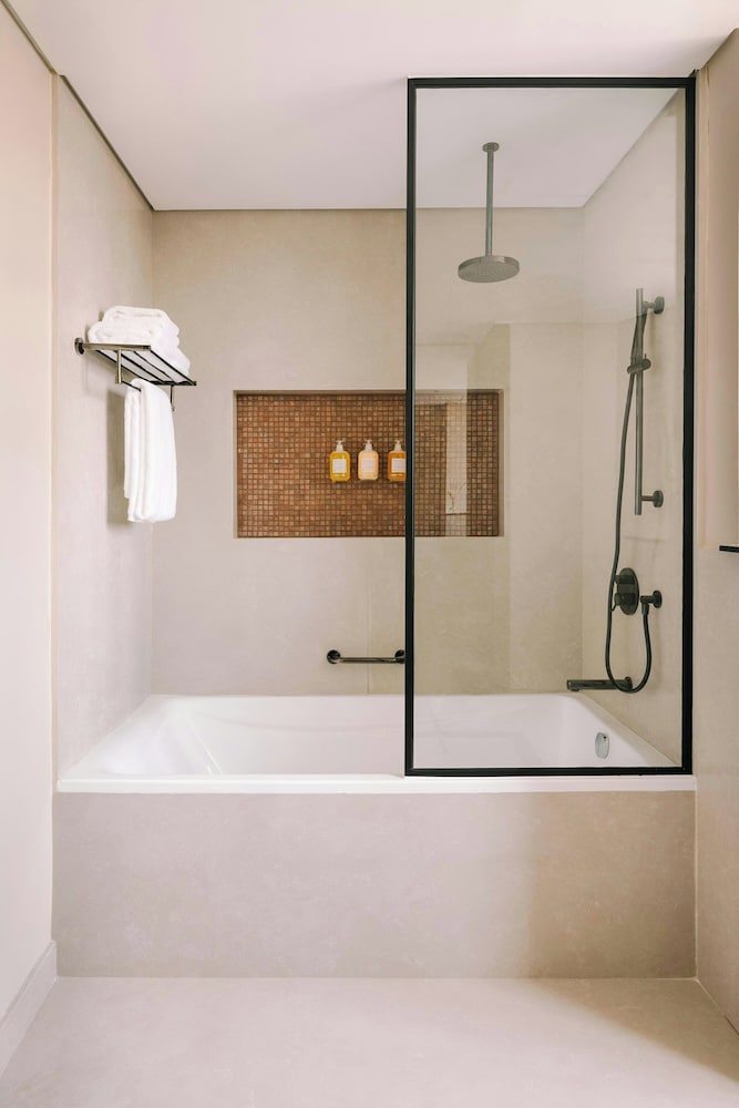 Aura Suites Downtown 45/48
