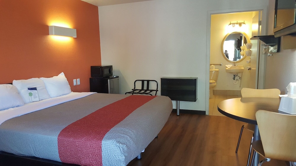 غرفة قياسية بسرير كينج لذوي الإعاقة، Motel6 Columbus, OH - OSU 4/10
