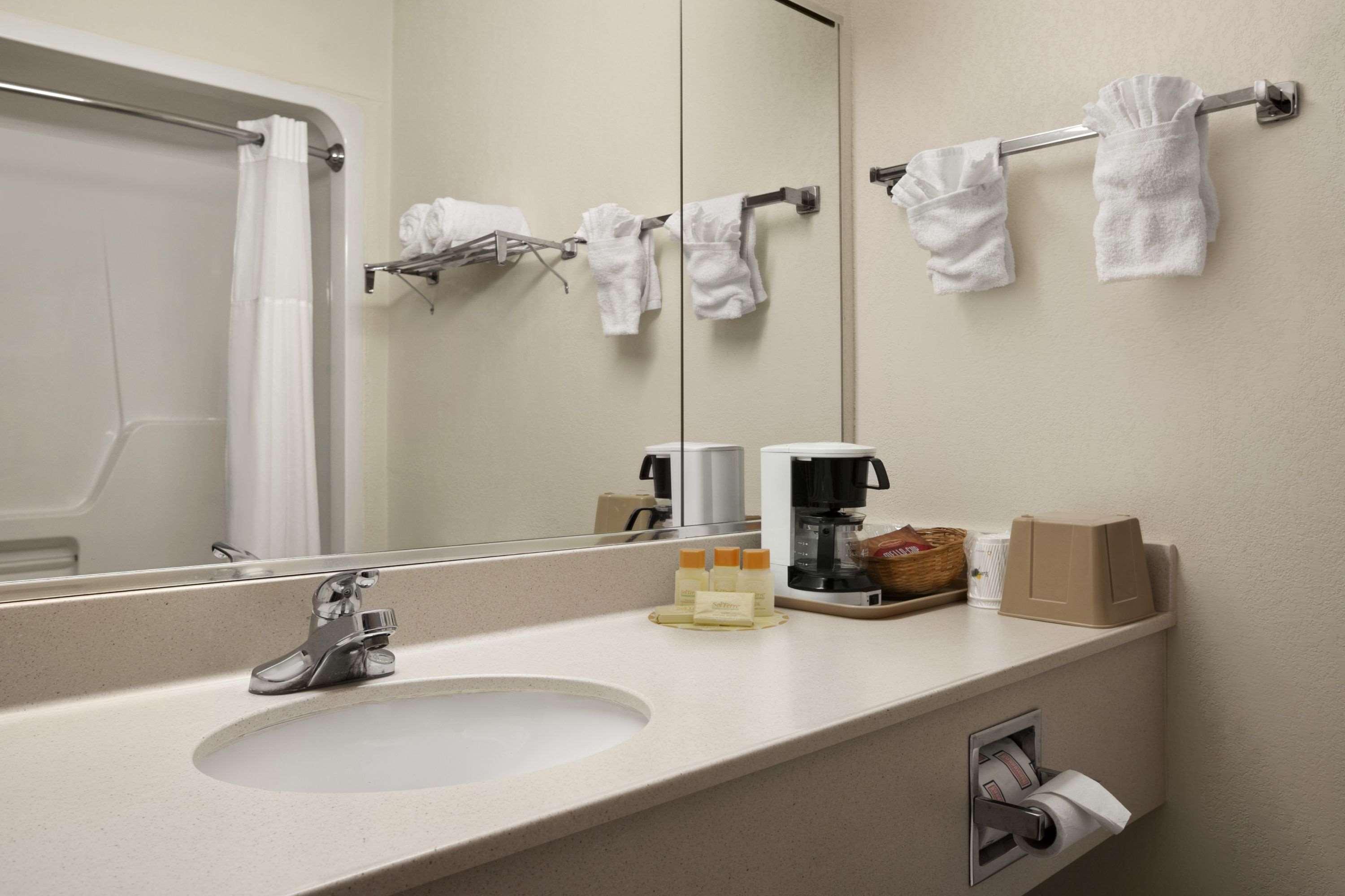 Days Inn & Suites By Wyndham Romeoville 26/26