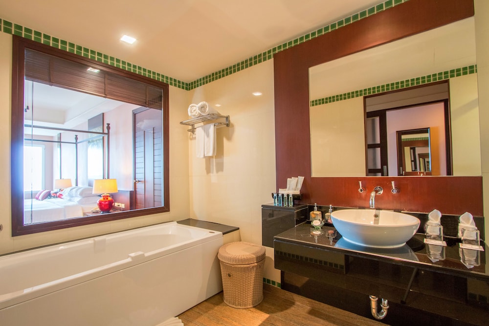 Grand Pacific Sovereign Resort and Spa 66/68