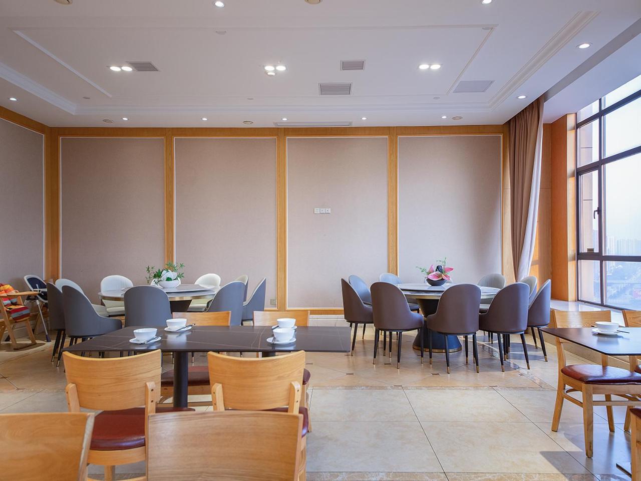 Vienna International Hotel (Jingzhou Xintiandi) 44/50