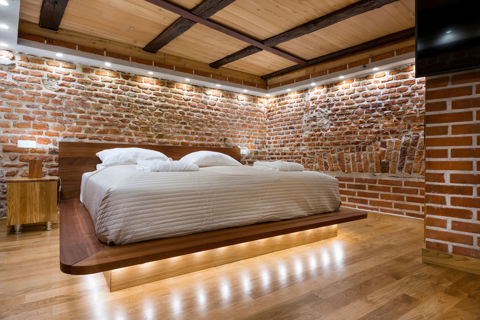 SUITE, KING BED, JETTED TUB
