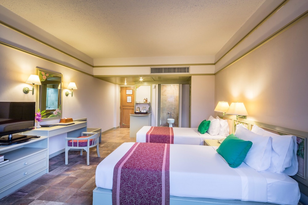 Cholchan Pattaya Beach Resort 17/74