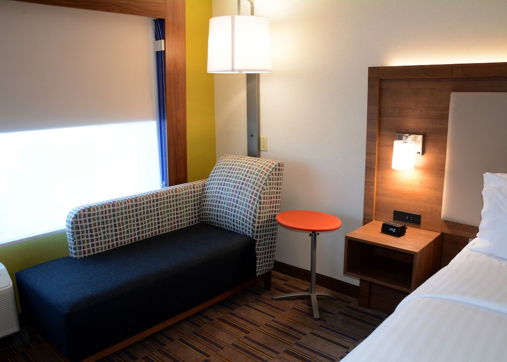 Holiday Inn Express Suites Pittsburgh Monroeville 32/49