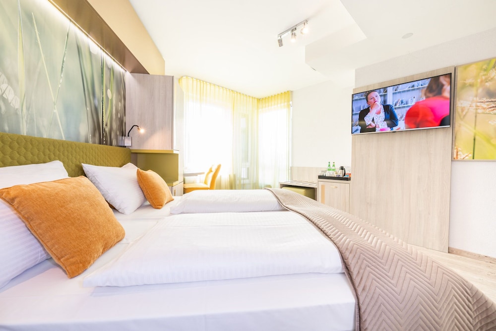 ROOM, TRIPLE