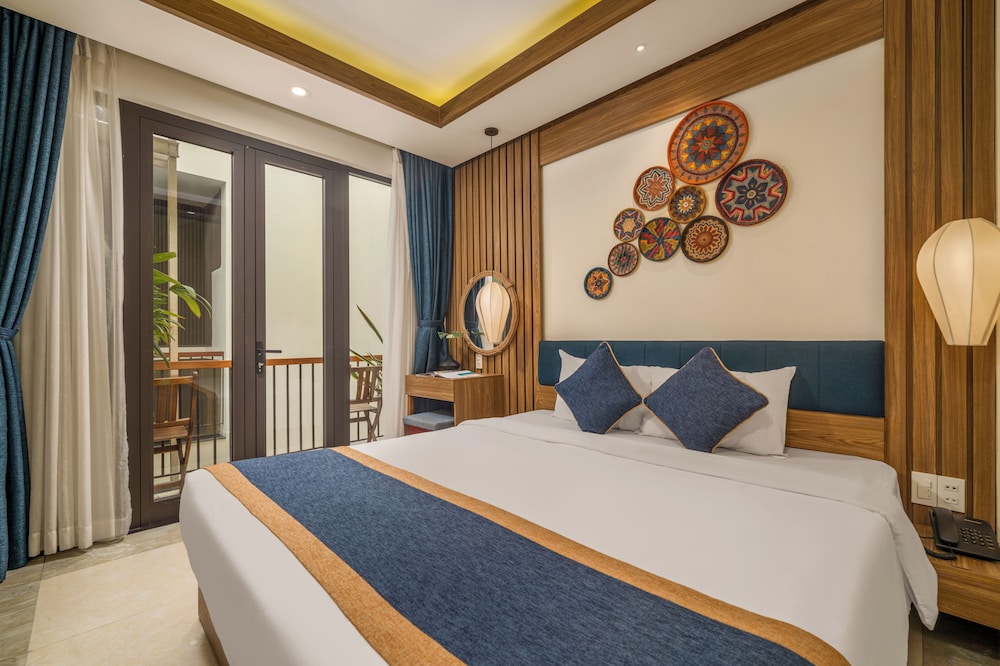 DELUXE, KING BED, PATIO