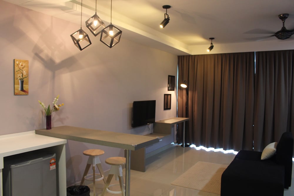 Dehouz – Trefoil Setia Alam Homestay 14/50