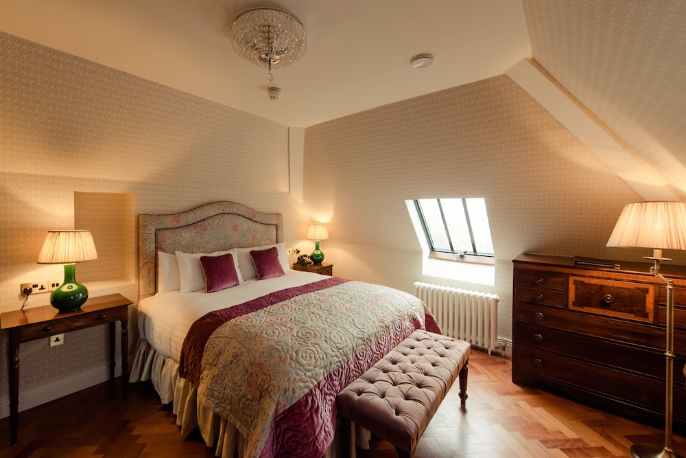 Signature, Manor, House, King Bed