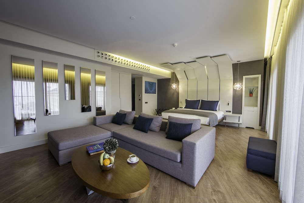Maroon Hotel Pera 55/72