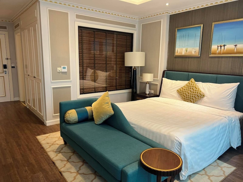 Club, King Bed, Golf Course View