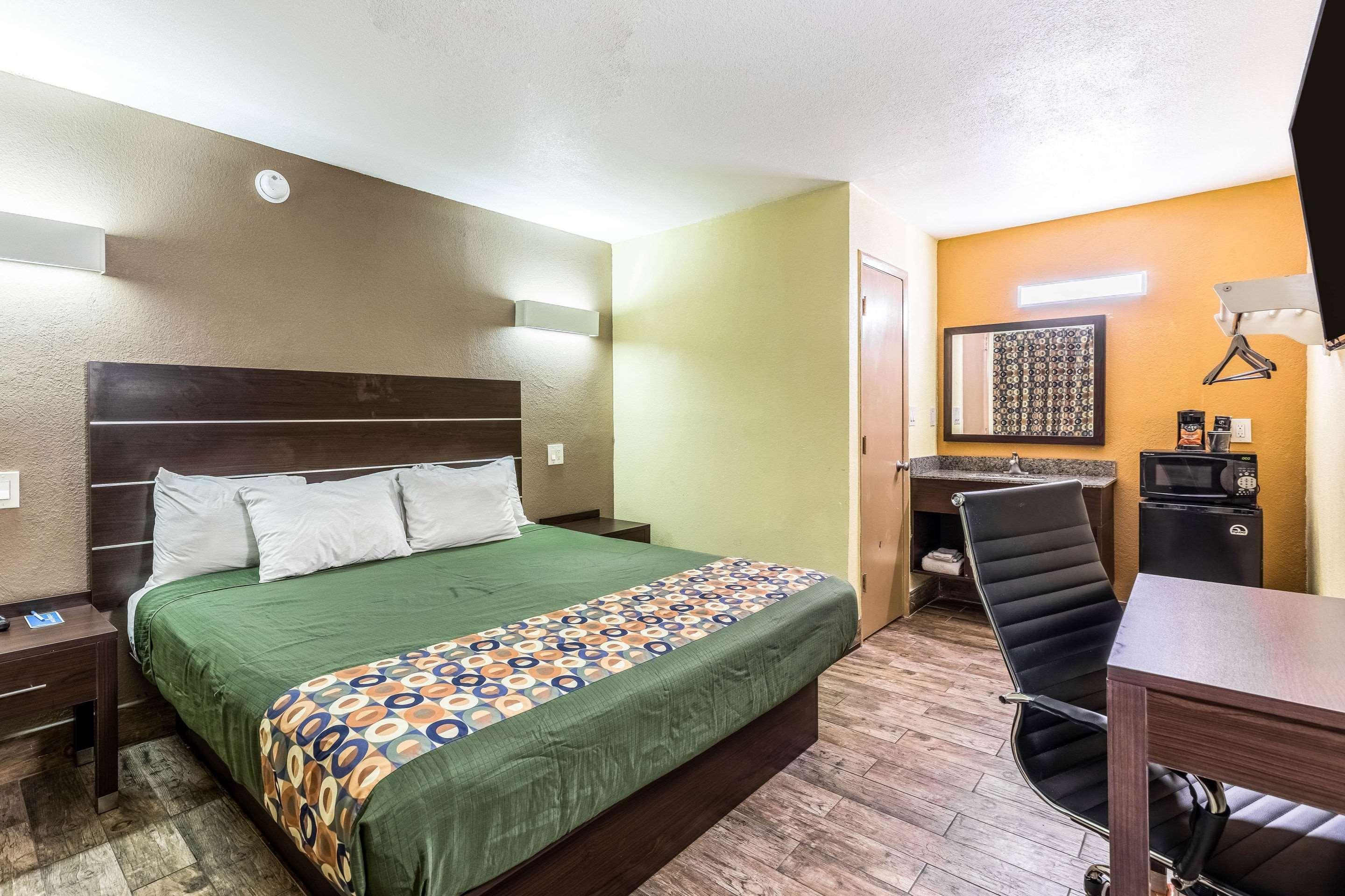 ROOM, QUEEN BED, SMOKING, ACCESSIBLE