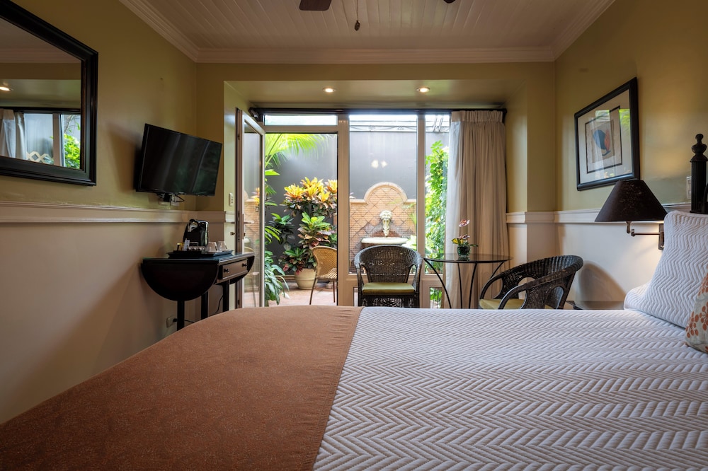 DELUXE, QUEEN BED, PATIO