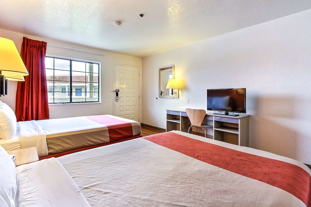 Motel6 Salinas, CA - North Monterey Area 30/41
